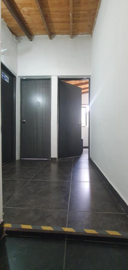 Hostel Metro Floresta Alojamiento Medellín Exteriör bild