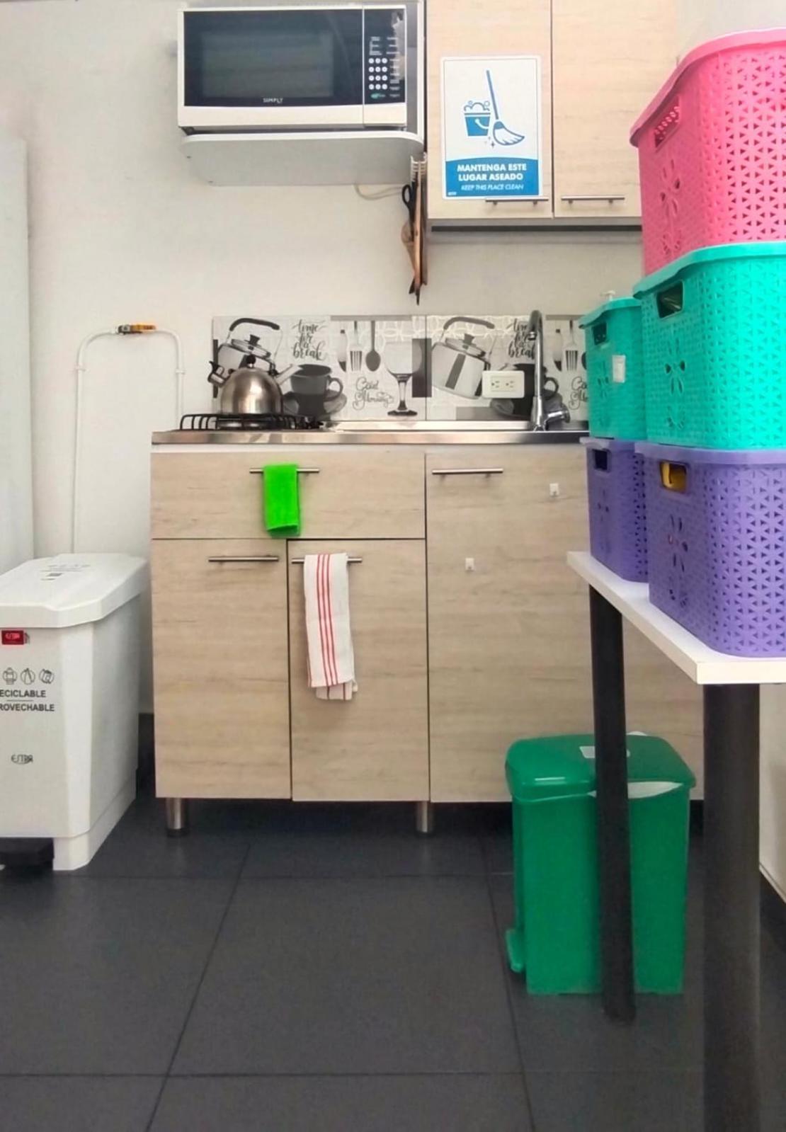 Hostel Metro Floresta Alojamiento Medellín Exteriör bild