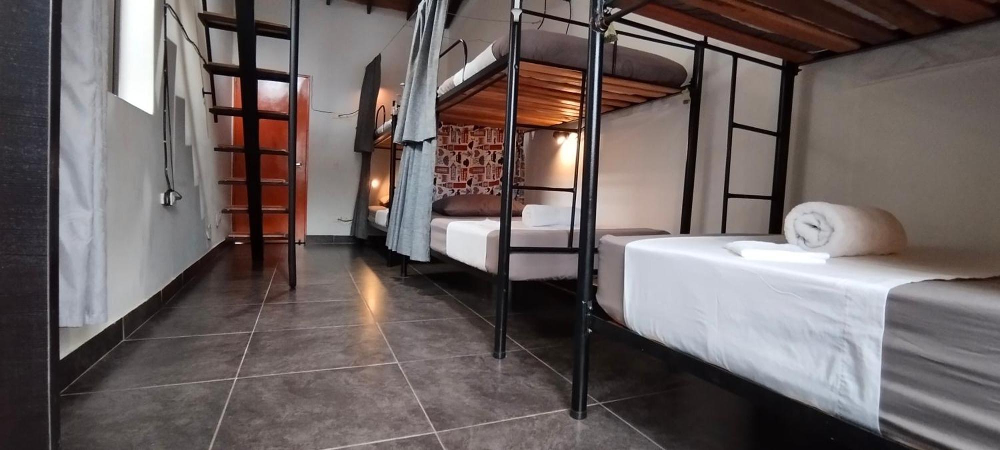 Hostel Metro Floresta Alojamiento Medellín Exteriör bild