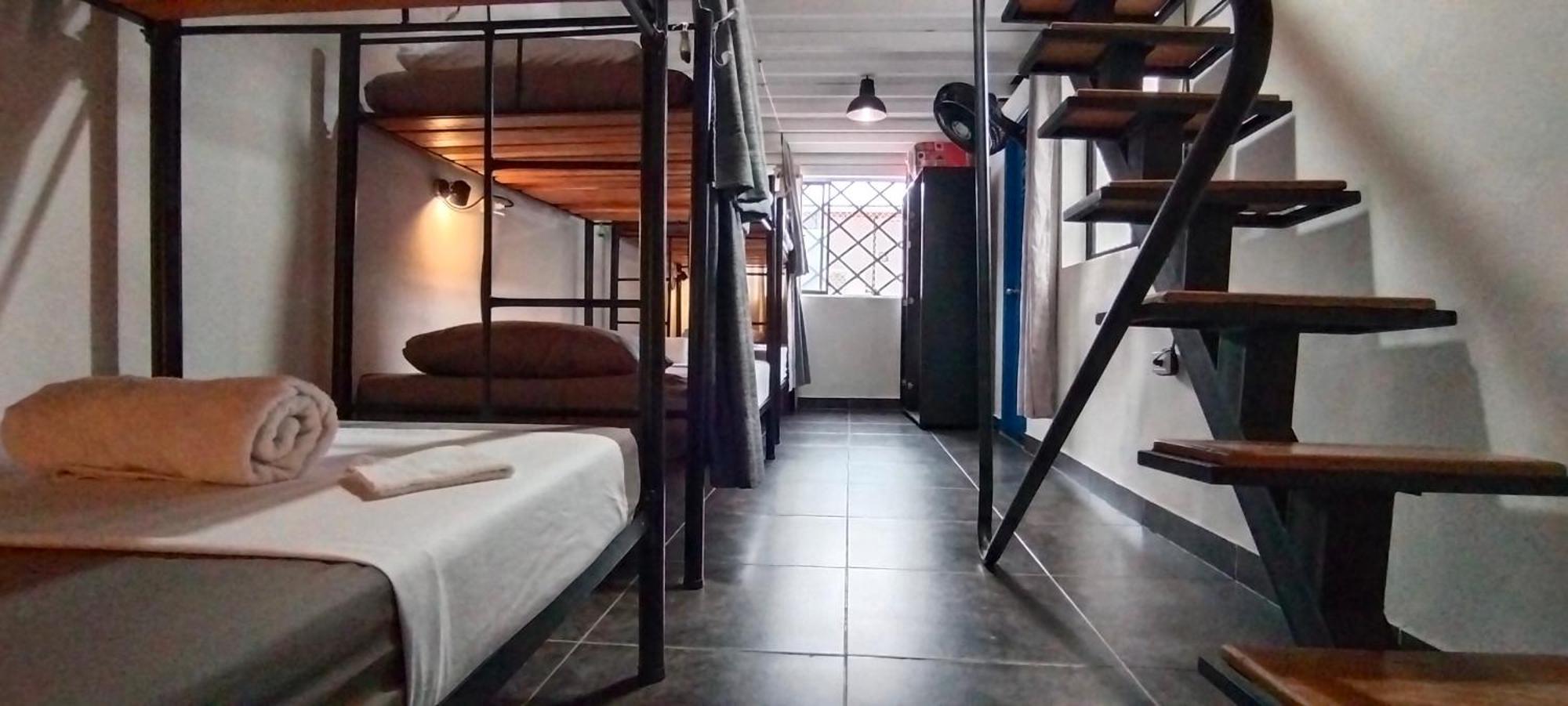 Hostel Metro Floresta Alojamiento Medellín Exteriör bild
