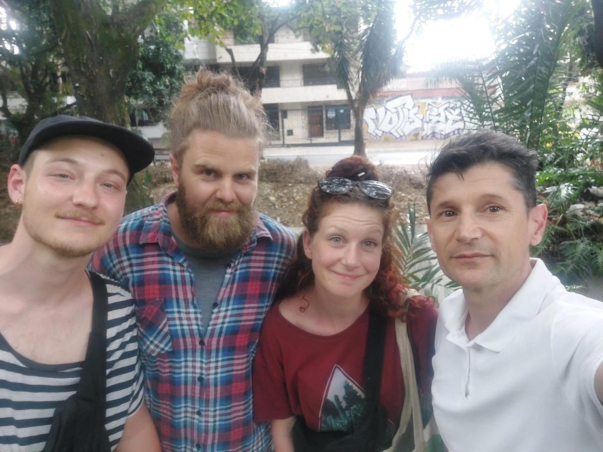 Hostel Metro Floresta Alojamiento Medellín Exteriör bild